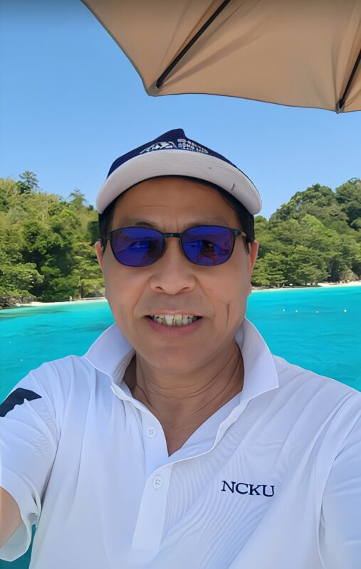 佳世達醫療事業群總經理楊宏培親身推薦！KOMIA 機能衣採用世界知名品牌日本 Toray 頂級布料，具備卓越涼感、透氣快乾與防異味功能。無論是高爾夫球場揮桿或日常休閒，都能穿出精品級質感與時尚型格。立即查看醫療產業負責人的穿著心得。