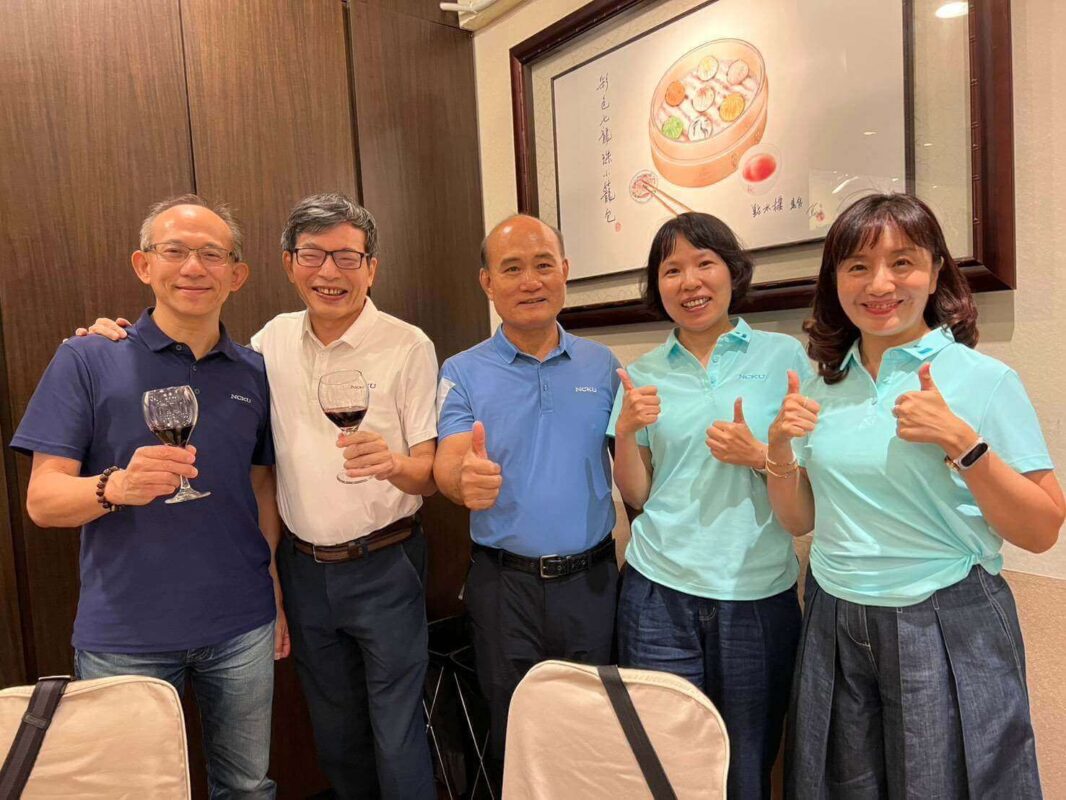 品牌故事 認識KOMIA 2 成功大學傑出校友共同穿著 NCKU 紀念機能服合影,展現對產品品質的高度肯定。