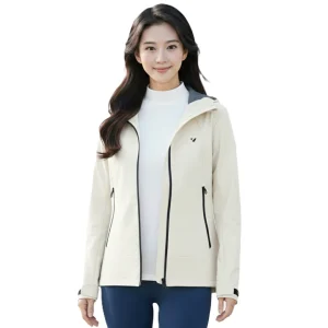 一名亞洲女性穿著米白色連帽機能夾克，左胸是KOMIA 品牌LOGO，內搭白色高領上衣與深藍色瑜珈褲。