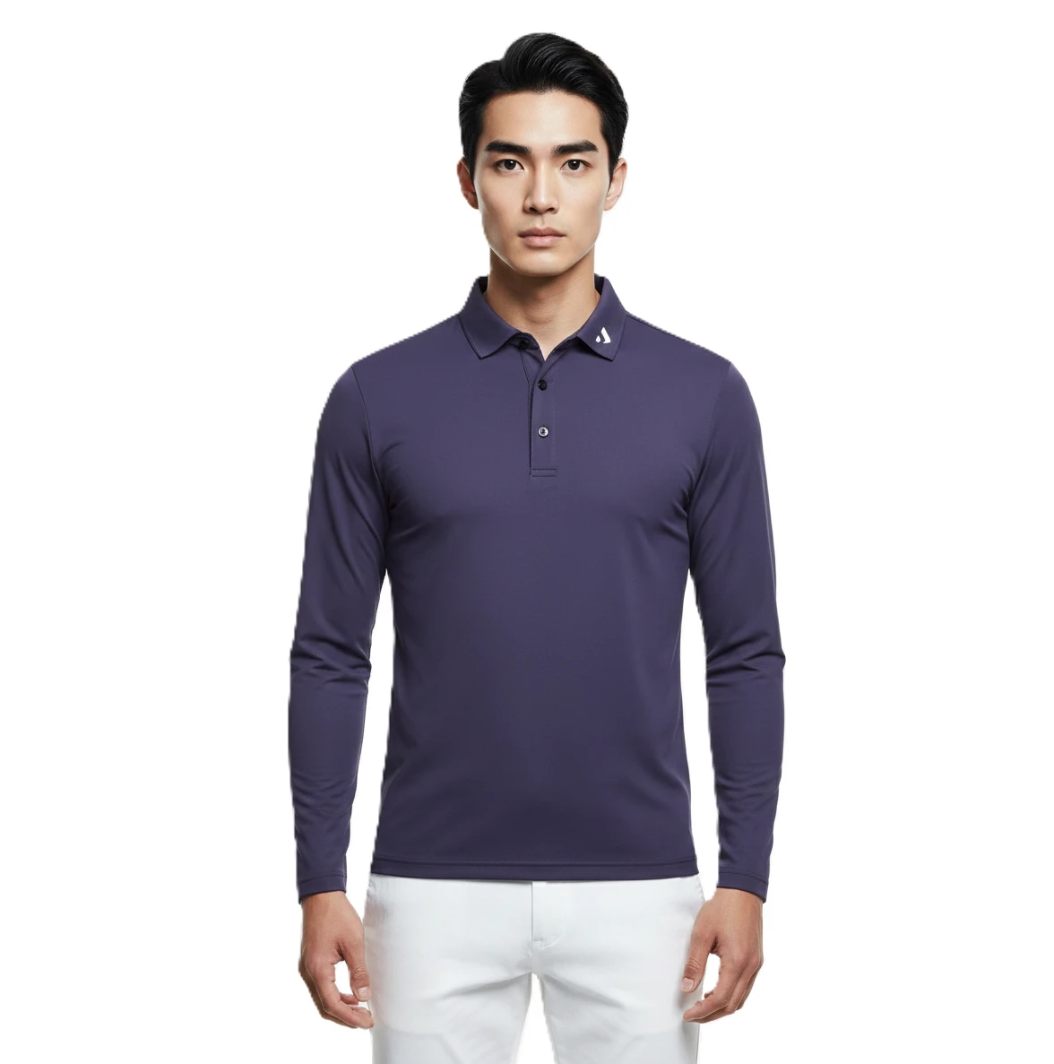 Supplex 長袖涼感防曬快乾Polo-上青 1 男士穿上青色修身長袖 Polo 衫,領口帶有白色KOMIA品牌 Logo,搭配白色修身休閒褲。