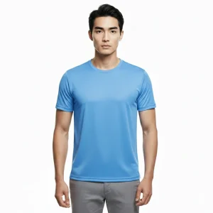 正面站姿的亞洲男性模特兒，身穿無 Logo 的簡約天空藍色短袖機能 T 恤，搭配灰色合身長褲，背景為純白色