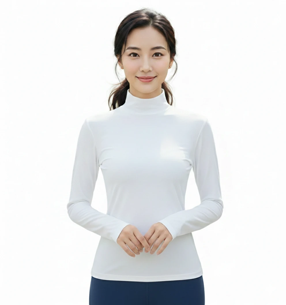 TORAY長袖小立領保暖防曬內搭衣-白 1 一位穿著白色長袖小立領保暖內搭衣的女性,搭配白色瑜珈褲。
