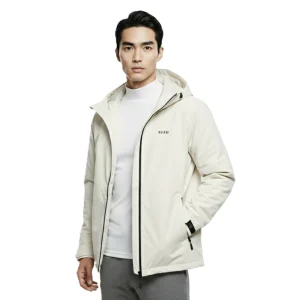 一名亞洲男性穿著米白色連帽機能夾克，左胸是NCKU LOGO，內搭白色高領上衣與灰色長褲。