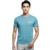 NCKU 成功大學紀念 T 恤（松柏綠色），修身剪裁中性款，胸前電繡白色 NCKU 字樣，男模特兒搭配淡灰色下著。