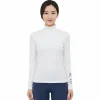 一位穿著白色長袖小立領保暖內搭衣的女性，袖口印有 NCKU 黑色草寫字樣，搭配深藍下身。