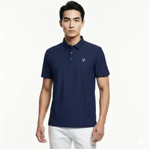 男模特兒穿著上青色短袖 POLO 衫，搭配白色休閒褲。衣服左胸印有紫色KOMIA註冊商標LOGO，背景為純白色。