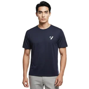 SUPPLEX男款水墨藍機能短T，左胸印有KOMIA Logo，模特兒實穿展示。